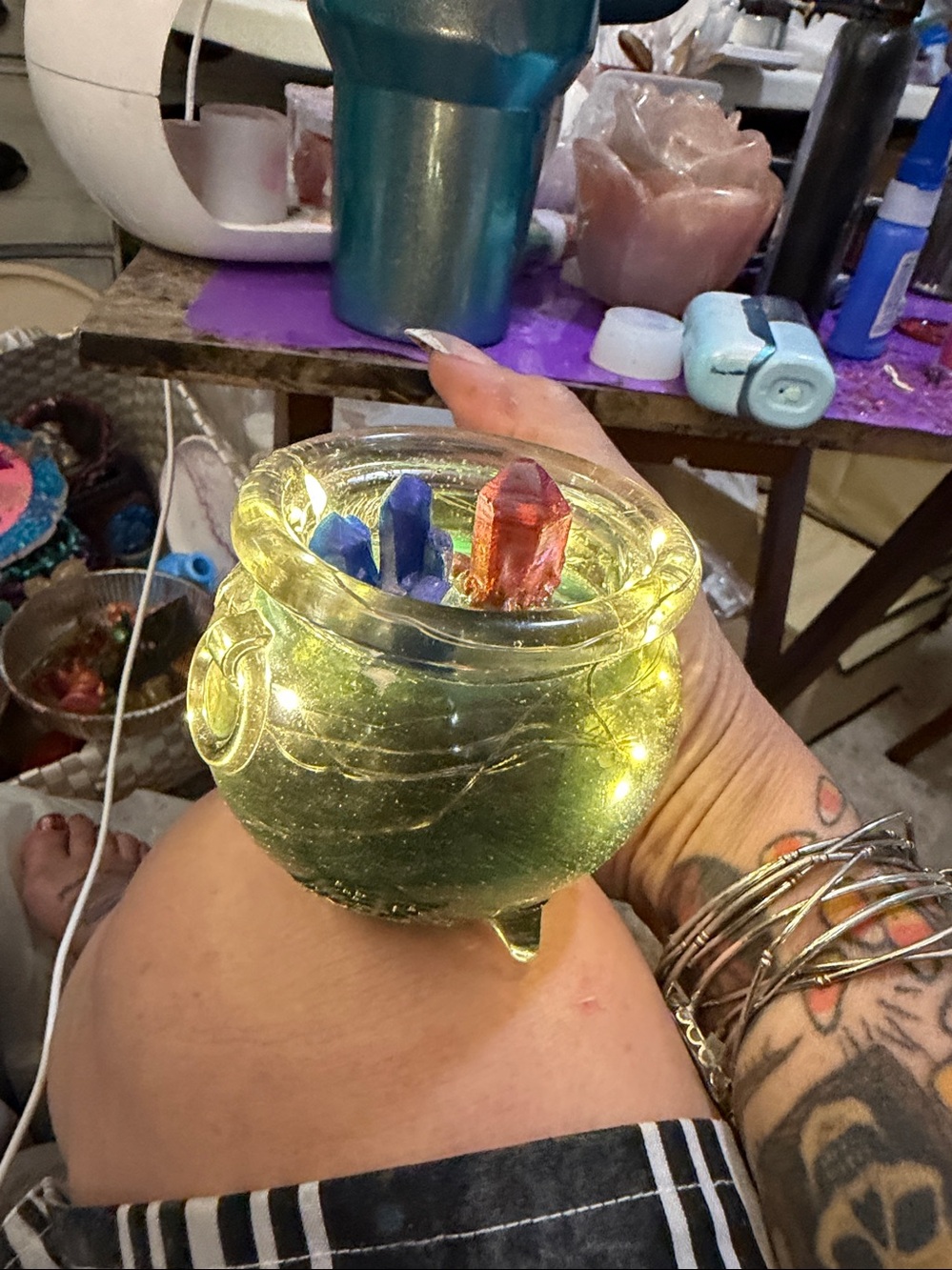 Black resin cauldron with lights - Picture 3 of 4